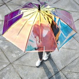다채로운 무지개 빛깔 홀로그램 비 바람부는 날 동안 투명한 비 우산